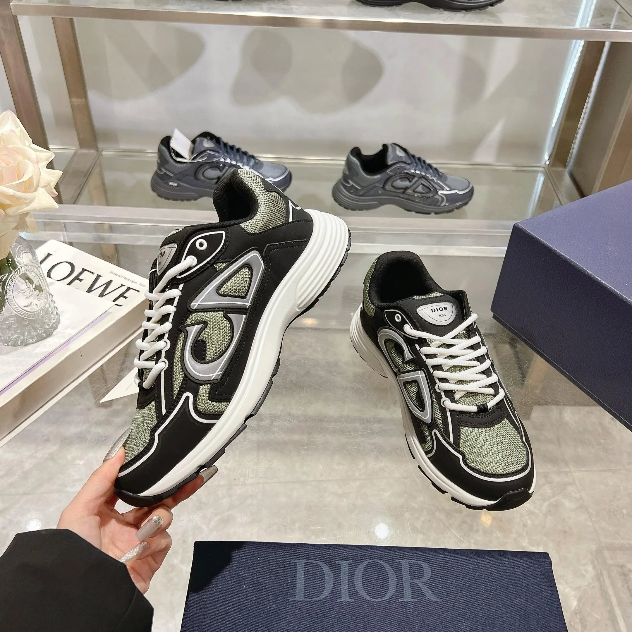 👟👟Ex-factory price 520👟👟 H612 high version B30 low-top sneakers are one of the flagship styles of this series. Crafted from mesh and technical fabrics, it's finished with a reflective 'CD30' graphic and 'DIOR B30' and 'CD30' logos on the heel and tongue. The extra-light, sculpted rubber sole adds style with signature accents, while internal stretch details create ideal comfort. Can be paired with a variety of casual looks to show a fashionable, modern and sporty style. ✅Size: 35-47 (45-46-47 customized, non-returnable and non-exchangeable) ✅Sole material: Original ultra-light IP sole ✅Packaging: Brand new counter packaging